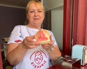 Heike Burkhardt mit dem leckeren DDR-Softeis