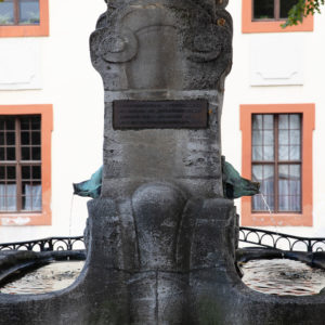 Skatbrunnen mit glücksbringender Kartentaufe
